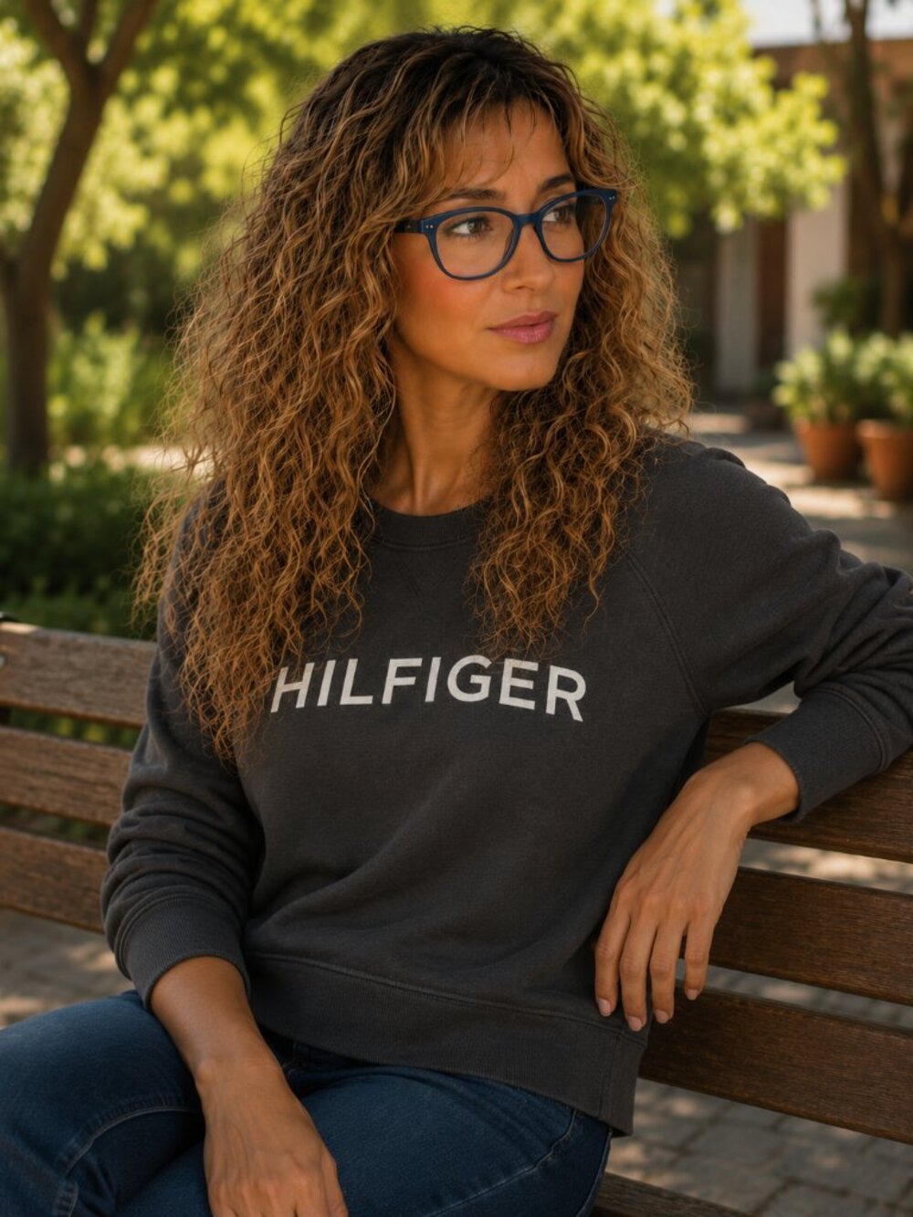 Large Women's black Hilfiger Sweater Long Sleeve Activewear Shirt w/ Thumb Holes